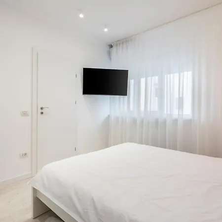 Elegant Escape With Balcony Calea Victoriei Bucharest